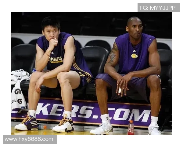 姚明与孙悦亲密合影展现篮球友谊与团结精神的精彩瞬间