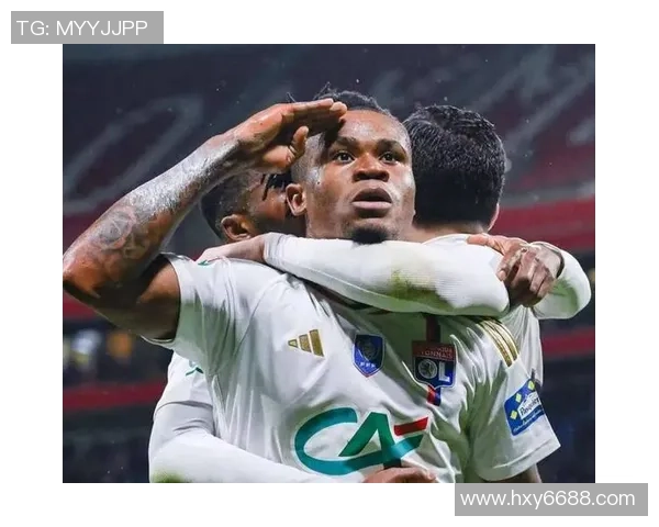 欧冠激战：里昂与阿森纳战成平局争议判罚引发全场热议